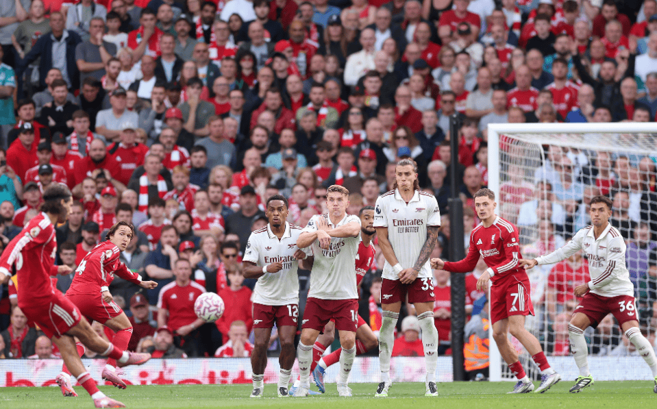 利物浦内讧曝光！斯洛特不愿卖迪亚斯，总监休斯却执意推动转会