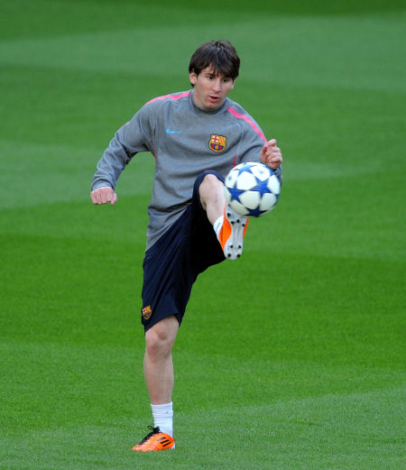 详解棒球规则中的死球与活球状态转换以及球击中裁判后的处理