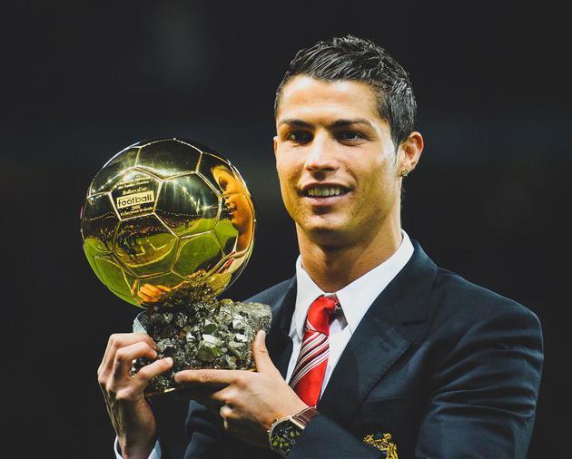 为什么棒球比赛中的比分牌上除了得分还有安打数和失误数