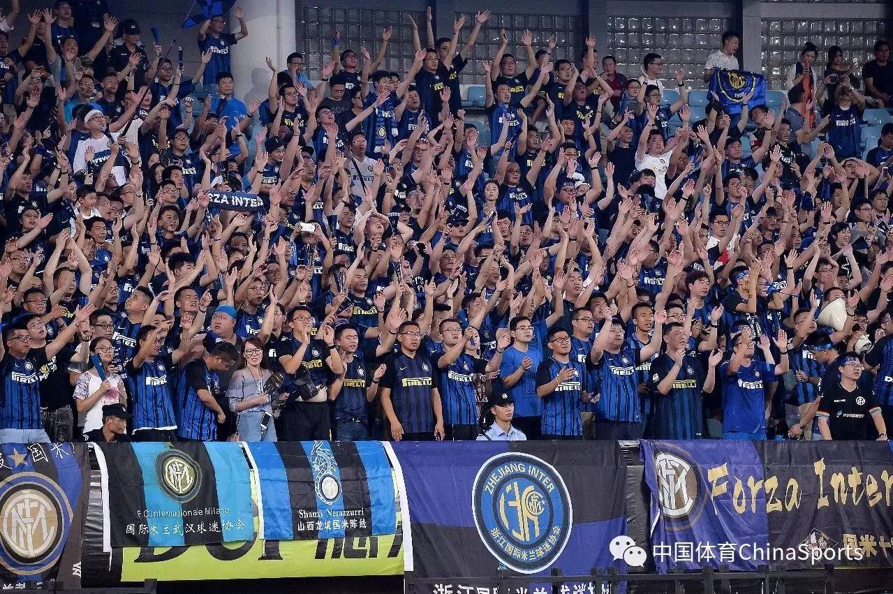 桑托斯上演神奇两连挡，在门线上连续两次化解萨尔茨堡红牛的射门，力保球门不失！ 🔴 #RBSFCB ｜ 0-0 ｜ 32' ⚪ 来源：拜仁官方推特