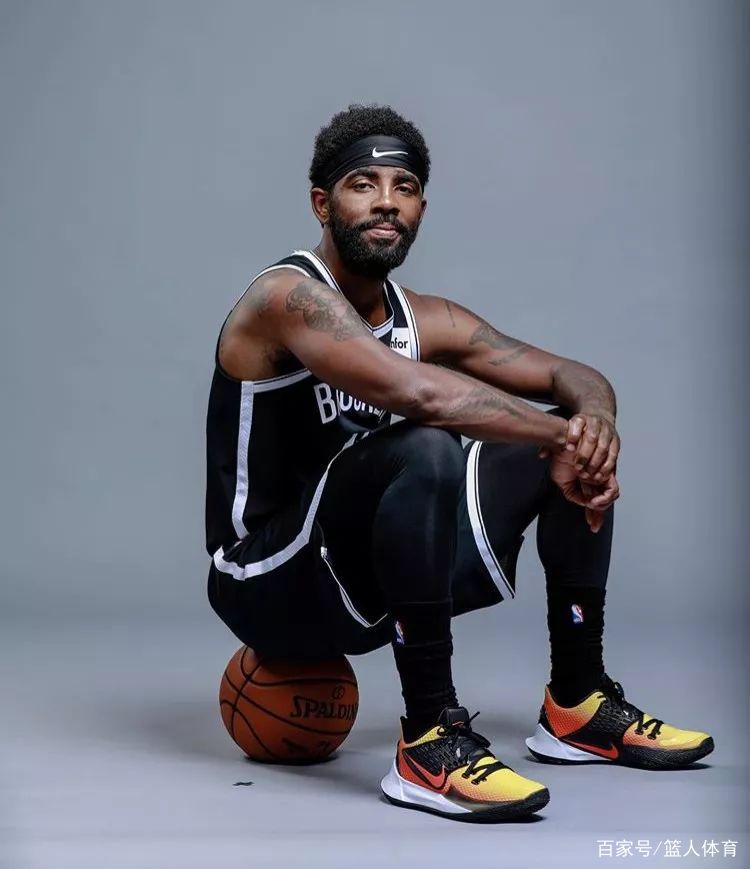 为什么外野手在追球时需要用余光判断自己离全垒打墙的距离